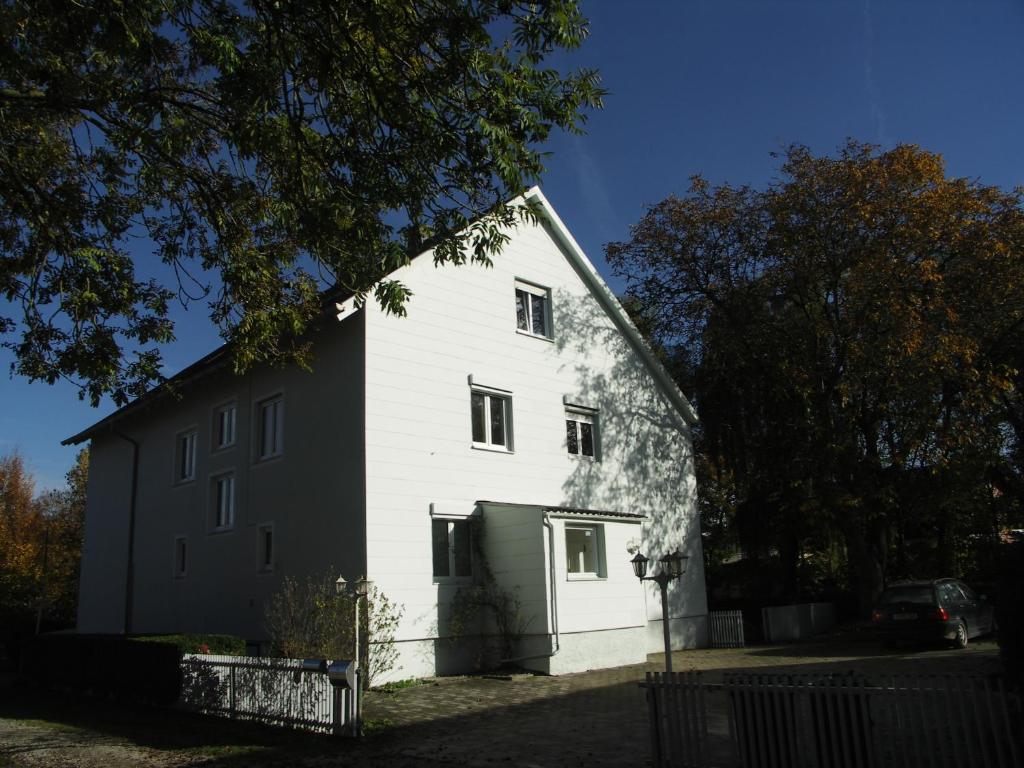 Haus Am Bach - Gemuetliche Pension Allershausen Exterior foto